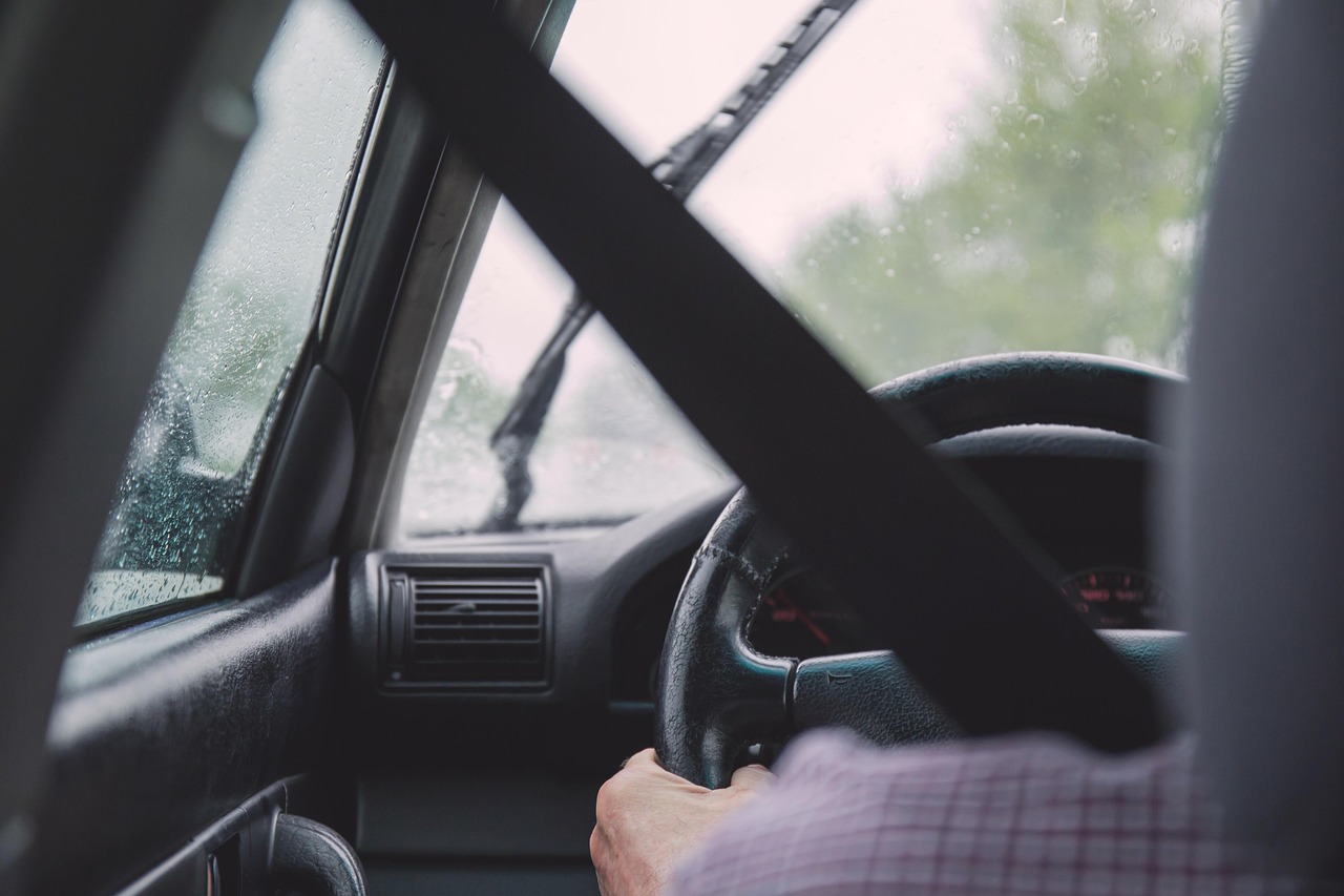 Conducción defensiva en borrascas y lluvia: cómo ajustar la velocidad