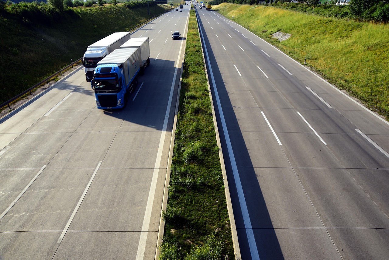 Adelantar en autopista 2026: la regla de los 20 km/h