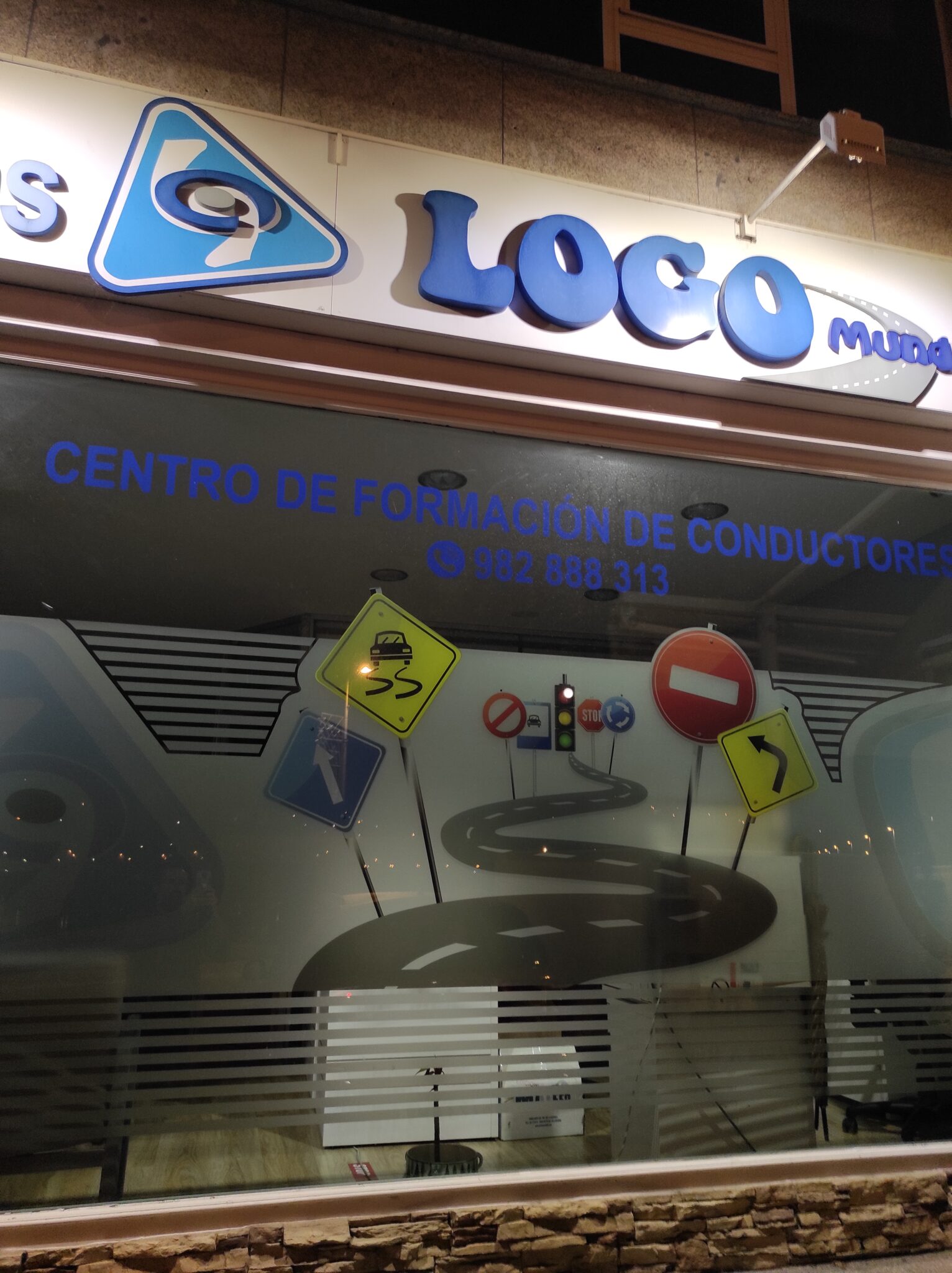 Logo de Autoescuela Logo Mundial