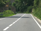 Pregunta DGT: Una motocicleta en esta vía, ¿a qué velocidad máxima puede adelantar?