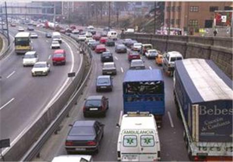 Imagen de la pregunta DGT: ¿Cómo debe realizarse un cambio de carril en una vía saturada?