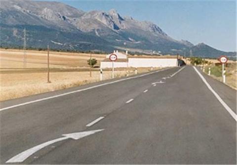 Imagen de la pregunta DGT: El efecto túnel provocado por una velocidad excesiva es especialmente peligroso en...