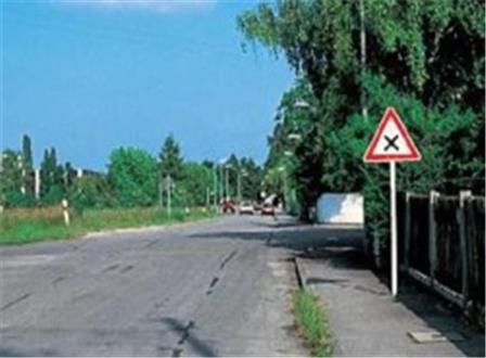 Imagen de la pregunta DGT: Cuando se aproxime a un cruce con visibilidad nula, ¿debe moderar su velocidad?