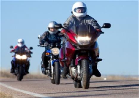Imagen de la pregunta DGT: Si conduce una motocicleta, ¿qué separación lateral debe mantener al cruzarse con otro vehículo?