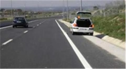 Imagen de la pregunta DGT: Debido a una avería un vehículo obstaculiza la circulación, ¿qué debe hacer su conductor?