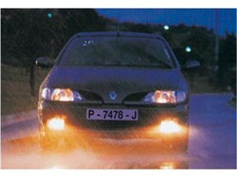 Imagen de la pregunta DGT: El alumbrado que lleva encendido el conductor de este vehículo en un tramo recto de noche y sin cond...