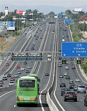 Imagen de la pregunta DGT: Circulando a una velocidad superior a la velocidad máxima permitida está circulando...