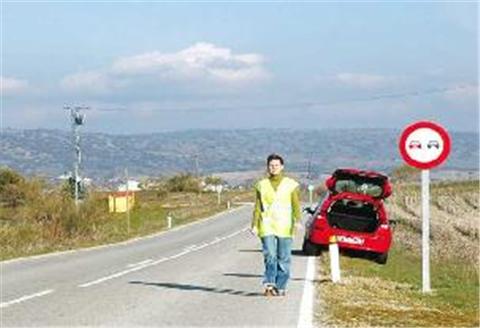 Imagen de la pregunta DGT: En esta vía de doble sentido, al inmovilizar un turismo por emergencia, ¿puede colocar el dispositiv...