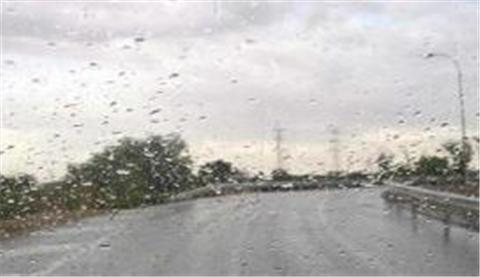 Pregunta DGT: Durante el día, con niebla densa o lluvia intensa, ¿se puede circular con la luz de largo alcance en...