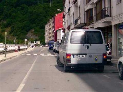 Imagen de la pregunta DGT: ¿Está correctamente inmovilizada esta furgoneta?