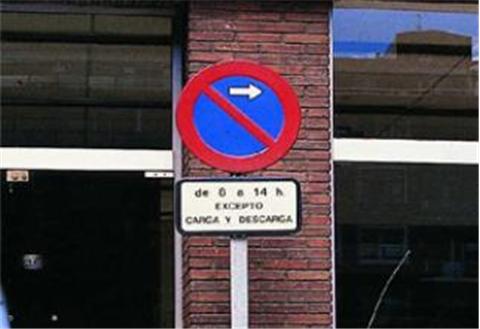 Imagen de la pregunta DGT: La señal dice: de 8 a 14 horas excepto carga y descarga. ¿Puede estacionar a las 13 horas en el lado...