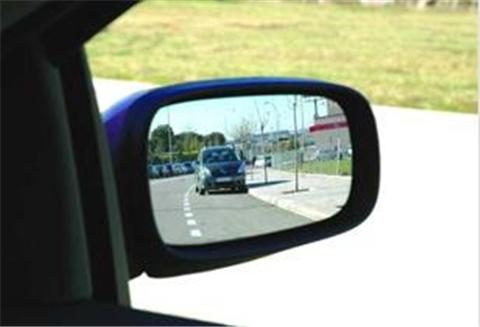 Imagen de la pregunta DGT: En el campo de visión definido por la normativa, ¿cuál es la finalidad del retrovisor de un vehículo...