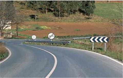 Imagen de la pregunta DGT: En un descenso prolongado con curvas y cuando razones de seguridad que lo permitan, ¿podrán circular...