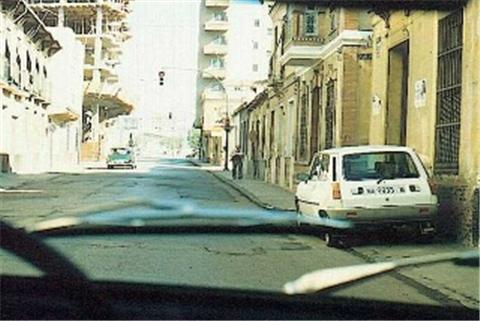Imagen de la pregunta DGT: Necesita hacer una parada en una calle estrecha. ¿Puede ocupar parte de la acera con su vehículo?