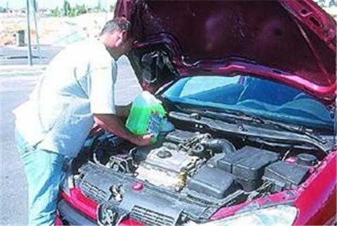 Imagen de la pregunta DGT: ¿Cuál es la misión principal del líquido refrigerante?