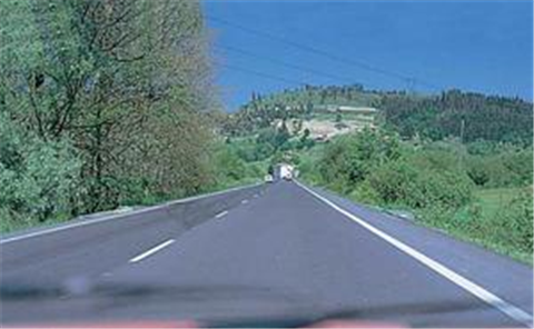 Imagen de la pregunta DGT: En esta carretera estrecha quiere realizar un cambio de sentido.¿Dónde debe colocarse para no molest...