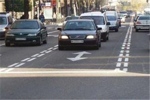 Imagen de la pregunta DGT: De acuerdo con la señalización, ¿es correcto utilizar el alumbrado del vehículo?