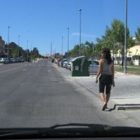 Pregunta DGT: ¿Se puede invadir totalmente el carril contiguo para adelantar a un peatón fuera de poblado?