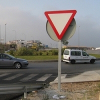 Imagen de la pregunta DGT: ¿Cual de las siguientes infracciones relativas a la prioridad se da habitualmente en los accidentes...
