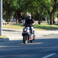 Pregunta DGT: ¿Cual de éstas vestimentas es la adecuada para un conductor de motocicleta?