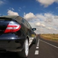 Imagen de la pregunta DGT: ¿Qué ruedas se adhieren más al pavimento en caso de frenada suave?