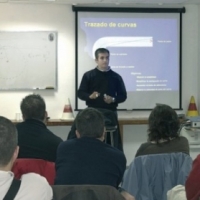 Imagen de la pregunta DGT: ¿Que clase de reglas formales debe conocer un conductor para conducir?