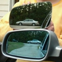 Imagen de la pregunta DGT: ¿Como se puede evitar el deslumbramiento en el espejo retrovisor interior?