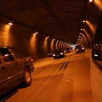 Pregunta DGT: ¿En que período del día se deben utilizar las luces de corto alcance dentro de un túnel?