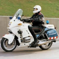 Imagen de la pregunta DGT: ¿Dónde irán situadas la señal luminosa de vehículo prioritario en una motocicleta?