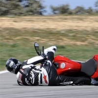 Imagen de la pregunta DGT: ¿Qué debe realizar el conductor de una motocicleta al sufrir una caída?