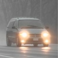 Imagen de la pregunta DGT: Su vehículo tiene luces antiniebla delanteras. ¿Cuándo debe encederlas?