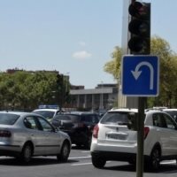 Imagen de la pregunta DGT: Al cambiar el sentido de la marcha, ¿qué debe tener en cuenta?