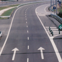 Imagen de la pregunta DGT: ¿Cuál de éstas NO es una marca vial?