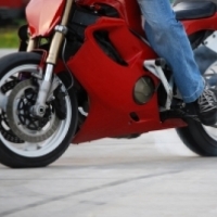 Imagen de la pregunta DGT: ¿Qué nombre recibe el lugar de la motocicleta dónde el conductor apoya los dos pies?