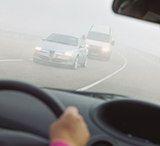 Imagen de la pregunta DGT: Durante el día, con niebla densa o lluvia intensa, ¿se puede circular con la luz de largo alcance en...
