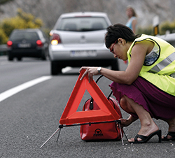 Imagen de la pregunta DGT: ¿Cuándo es obligatorio utilizar la luz de emergencia?
