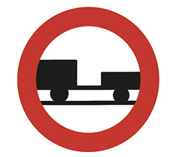Imagen de la pregunta DGT: Circula con un turismo con remolque; ¿puede entrar en una vía con esta señal?