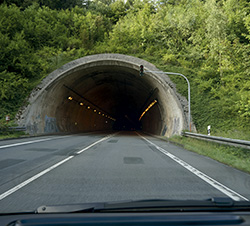 Imagen de la pregunta DGT: ¿Puede adelantar en un túnel con un solo carril para cada sentido?