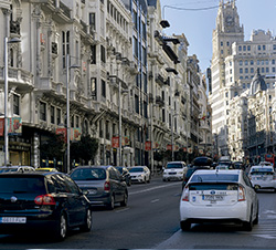 Imagen de la pregunta DGT: En vía urbana, cuando utilice el carril que más convenga a su destino, ¿puede abandonar dicho...