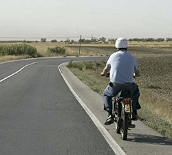 Imagen de la pregunta DGT: ¿A qué velocidad máxima tiene permitido circular un ciclomotor por esta carretera convenciona...