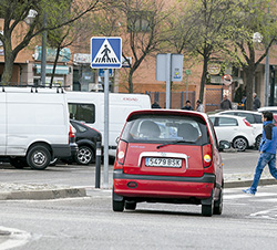 Imagen de la pregunta DGT: ¿Cuál es una de las infracciones que cometen los conductores con mayor riesgo para los peaton...